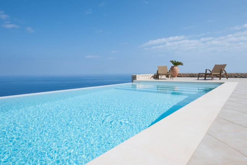 Réparation et rénovation de piscines coque polyester et installation d'équipements de sécurité pour la piscine à Istres dans les Bouches du Rhône