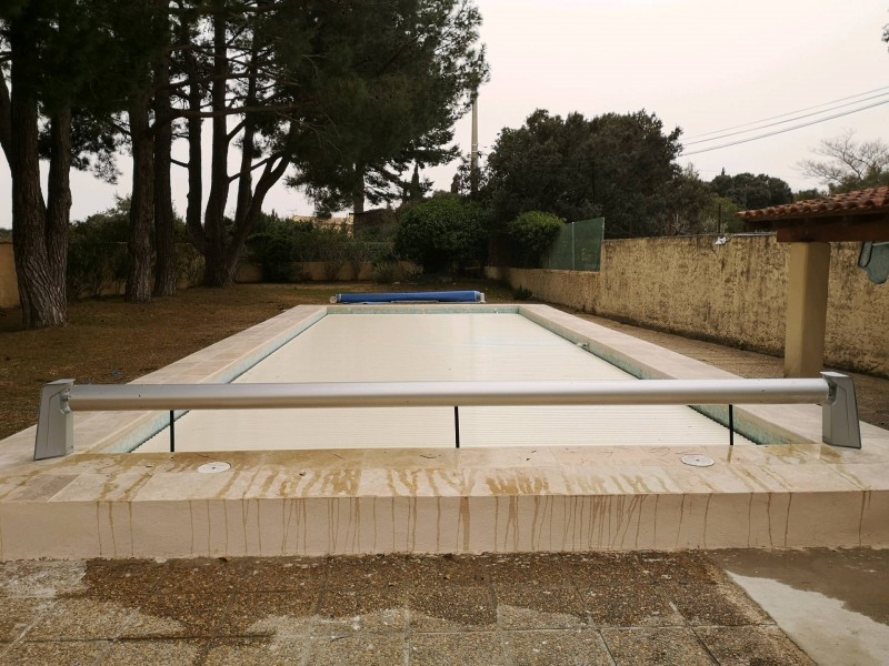 Sécurité piscine, installation d'une couverture automatique