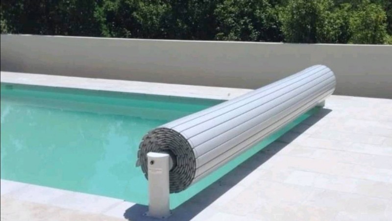 Sécurité piscine, installation d'une couverture automatique