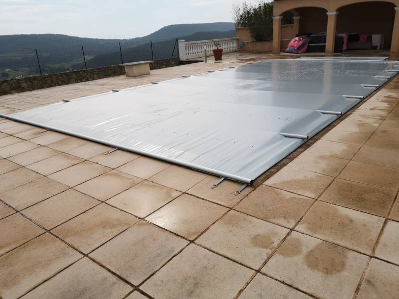 Pose de bâche à barres sur St mitre les remparts