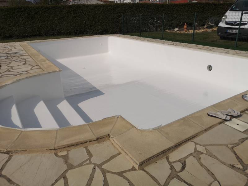 Piscine rénovée avec revêtement polyester et son gel coat blanc